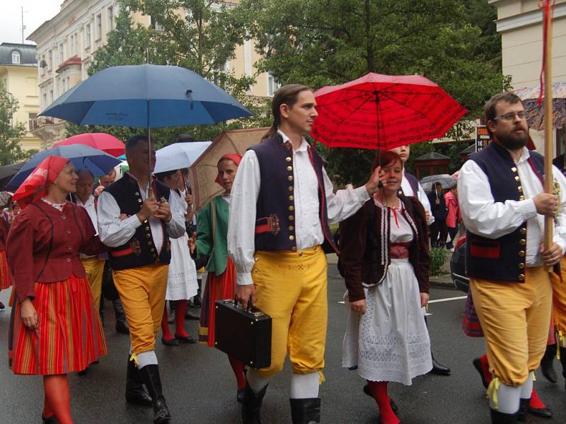 MARIÁNKY PATŘILY FOLKLORU. Mezinárodní folklorní festival Mariánský podzim se tradičně uskutečnil v Mariánských Lázních. Kromě vystoupení na kolonádě nebo v anglikánském kostele měli místní i hosté možnost spatřit krásu lidových krojů při průvodu městem. 