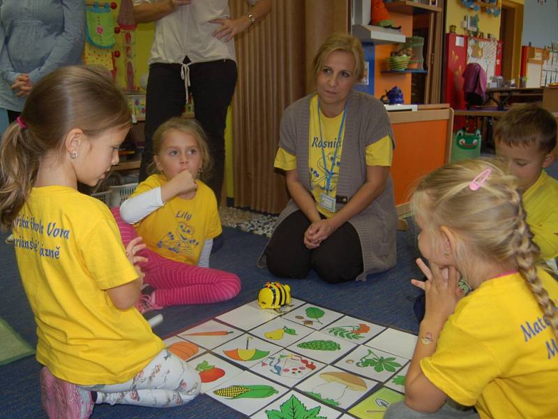   ŠKOLKA HROU. Mateřská škola Vora Mariánské Lázně otevřela Metodické centrum pro předškolní vzdělávání. Děti se v rámci projektu seznámí se spoustou zajímavých věcí. Například se naučí pracovat s interaktivní tabulí.