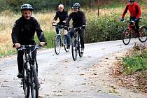 Cyklisté, kteří přišli slavnostně otevřít novou cyklostezku z Doubravy u Aše do Saska, měli možnost ji ihned vyzkoušet.