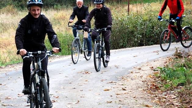 Cyklisté, kteří přišli slavnostně otevřít novou cyklostezku z Doubravy u Aše do Saska, měli možnost ji ihned vyzkoušet.