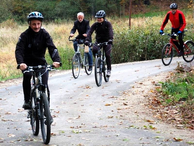 Cyklisté, kteří přišli slavnostně otevřít novou cyklostezku z Doubravy u Aše do Saska, měli možnost ji ihned vyzkoušet.