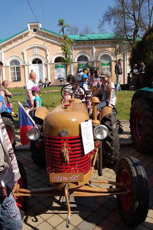 XIV. ročník Mezinárodní soutěže elegance historických vozidel se uskutečnil ve Františkových Lázních.