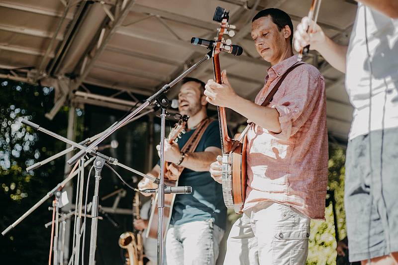 Začínající, nadějná, šestičlenná kapela Zavěšený kafe vznikla v době covidu a má dobře našlápnuto. Hraje folk-rock s prvky amerického i českého country.