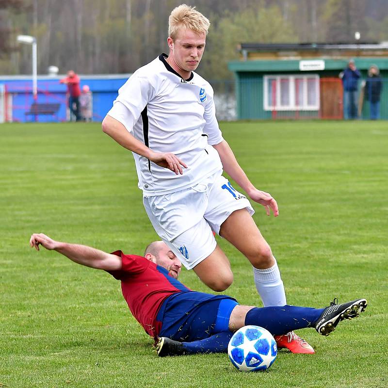 Chebská Hvězda (v bílém) dosáhla v Nové Roli na výhru 2:0.