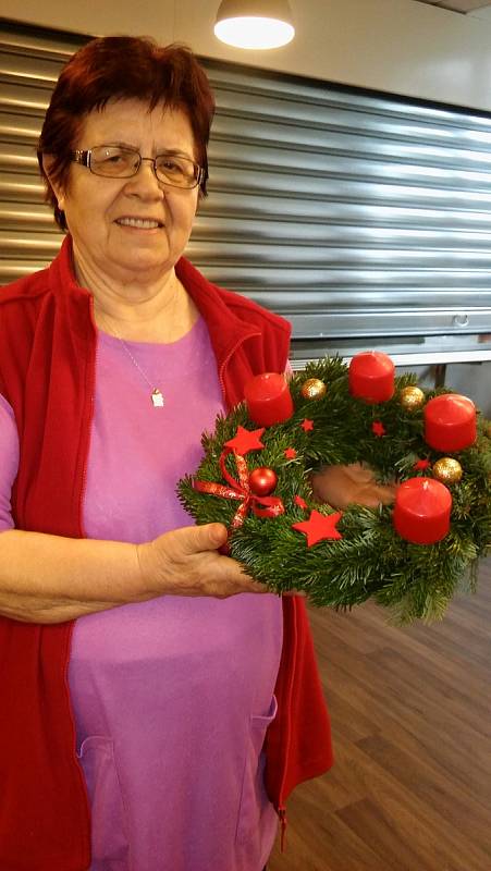 Adventní věnce, vánoční svícny a mnoho dalšího vyrobili učňové oboru Zahradník při Integrované střední škole Cheb v hodinách floristiky pro klienty Domova pro seniory na chebském sídlišti Skalka.