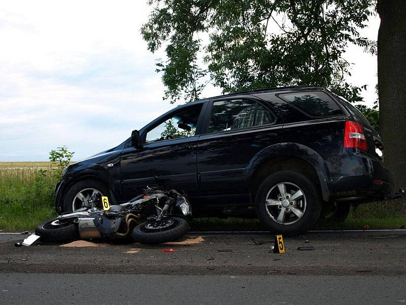 V pondělí 13. července večer došlo mezi Chebem a hraničním přechodem Svatý Kříž ke srážce dvou osobních vozidel a motocyklu