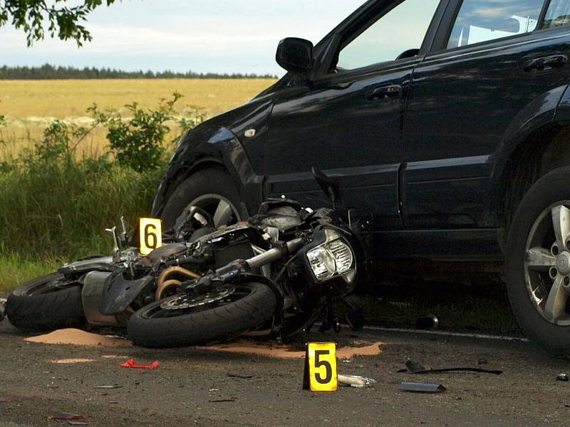 V pondělí 13. července večer došlo mezi Chebem a hraničním přechodem Svatý Kříž ke srážce dvou osobních vozidel a motocyklu