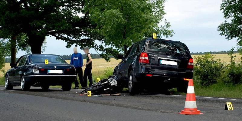 V pondělí 13. července večer došlo mezi Chebem a hraničním přechodem Svatý Kříž ke srážce dvou osobních vozidel a motocyklu