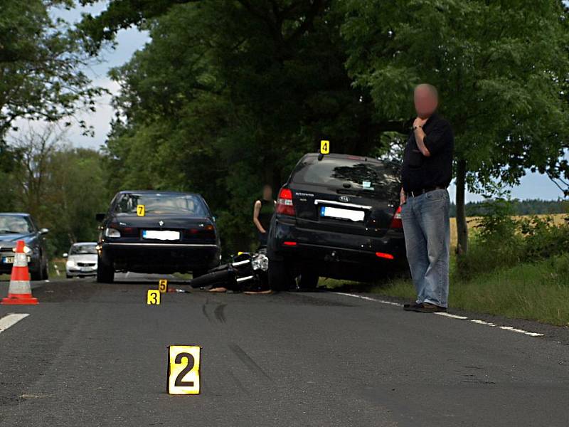 V pondělí 13. července večer došlo mezi Chebem a hraničním přechodem Svatý Kříž ke srážce dvou osobních vozidel a motocyklu