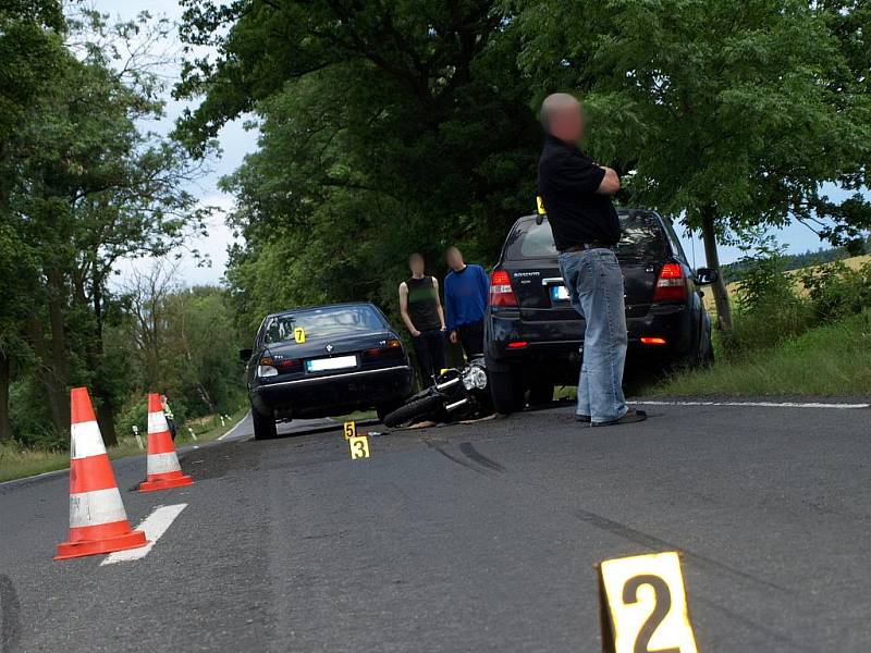 V pondělí 13. července večer došlo mezi Chebem a hraničním přechodem Svatý Kříž ke srážce dvou osobních vozidel a motocyklu