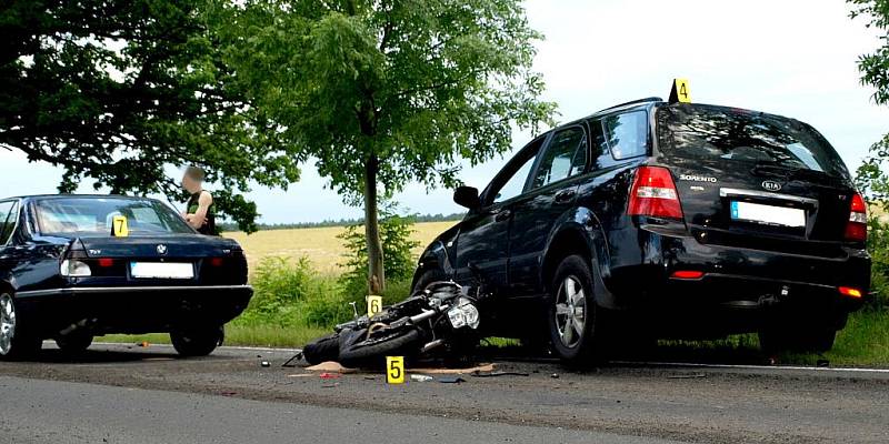 V pondělí 13. července večer došlo mezi Chebem a hraničním přechodem Svatý Kříž ke srážce dvou osobních vozidel a motocyklu