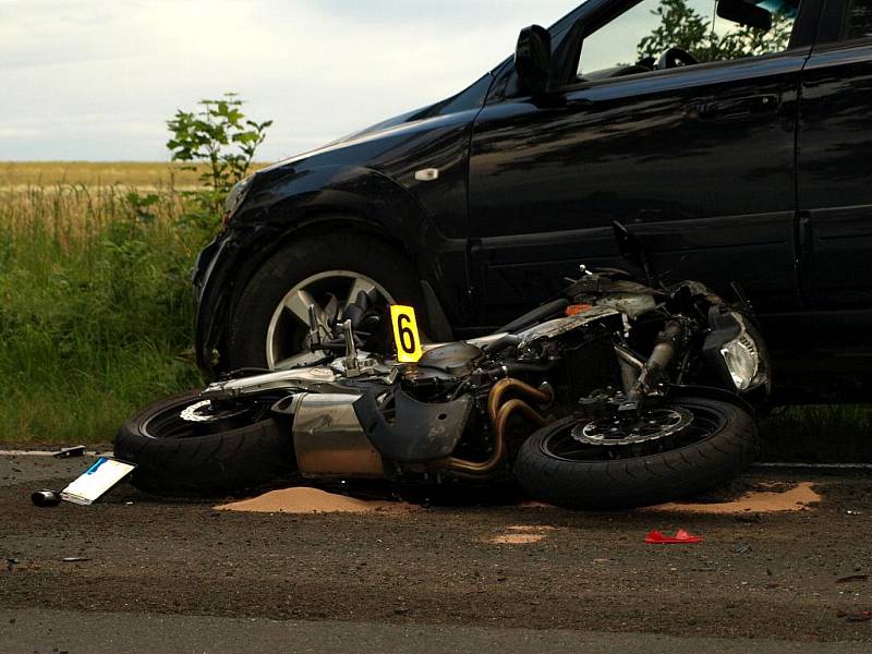 V pondělí 13. července večer došlo mezi Chebem a hraničním přechodem Svatý Kříž ke srážce dvou osobních vozidel a motocyklu