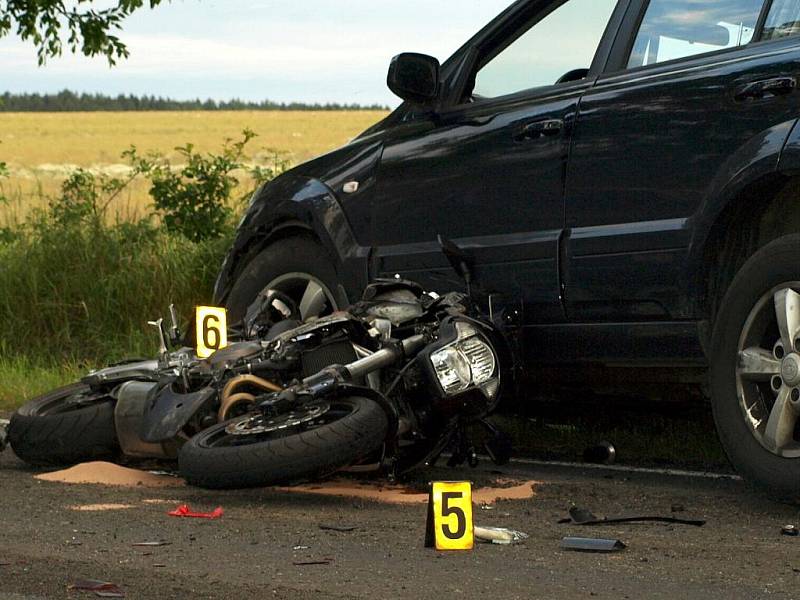 V pondělí 13. července večer došlo mezi Chebem a hraničním přechodem Svatý Kříž ke srážce dvou osobních vozidel a motocyklu