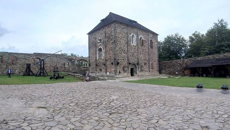 Nejcennějším a také nejnavštěvovanějším objektem v areálu zříceniny chebského hradu je hradní kaple svatého Erharda a svaté Uršuly z 12. století.
