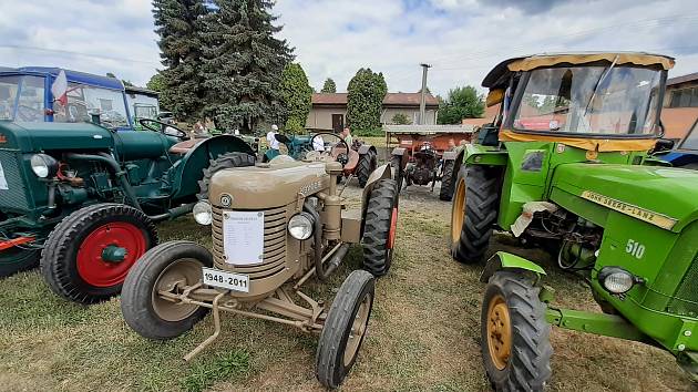 Sraz historických traktorů ve Skalné.