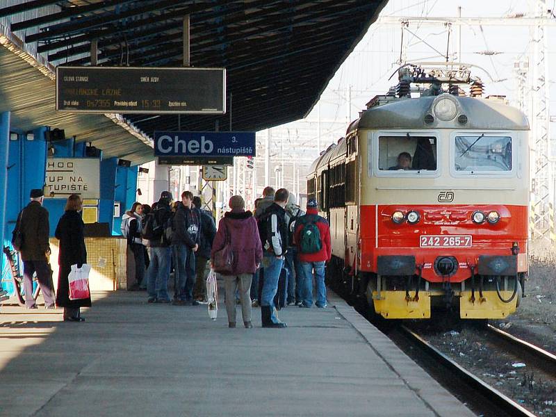 Vlaky z Chebu do Lubů by mohly přestat jezdit, alespoň taková je představa státu. Pomocnou ruku naštěstí podala soukromá společnost. Pozadí pomoci je ale podivné. 