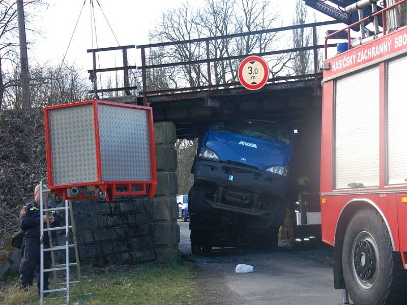 Nepříjemné překvapení čekalo včera na řidiče nákladního vozidla při projíždění pod železničním viaduktem v Nebanicích na Chebsku. Šofér si totiž neuvědomil, že na korbě veze bagr, který je příliš vysoký na to, aby pod viaduktem projel. 