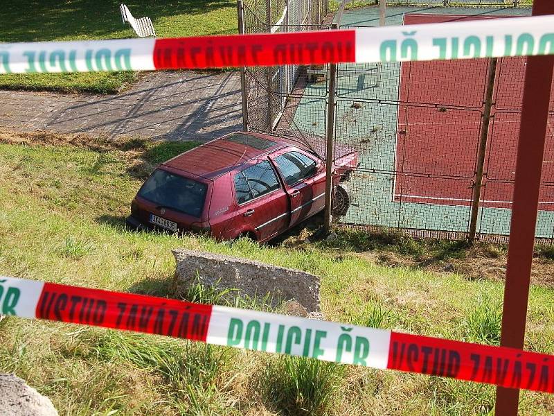 Zdevastovaný plot a rozbité školní hřiště. Tak dopadla divoká jízda dvacetiletého řidiče v Chebu.