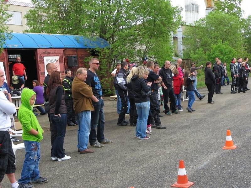 Kaskadérští amatéři z téměř celé republiky se sjeli na takzvaný Stuntplac v Dolních Dvorech u Chebu.