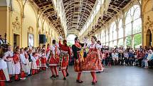 Slavnostní svěcení lázeňských pramenů, průvody v historických kostýmech, promenádní a kolonádní koncerty klasické, folklorní i moderní hudby, mše a jarmarky. Takhle vypadalo už 210. zahájení lázeňské sezóny v Mariánských Lázních.