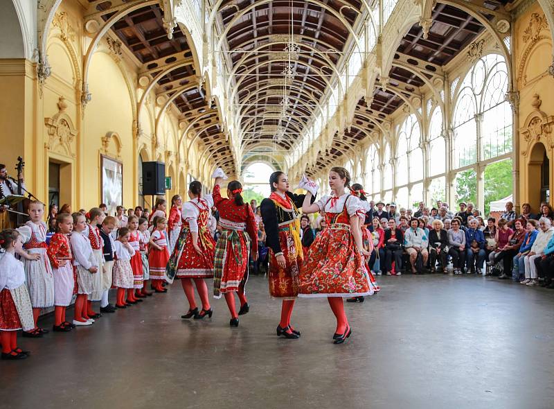 Slavnostní svěcení lázeňských pramenů, průvody v historických kostýmech, promenádní a kolonádní koncerty klasické, folklorní i moderní hudby, mše a jarmarky. Takhle vypadalo už 210. zahájení lázeňské sezóny v Mariánských Lázních.