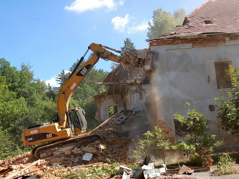Legendární výletní restaurace Myslivna u Chebu byla zdemolována v roce 2013. Dnes ruiny zarůstají stromy a plevelem.
