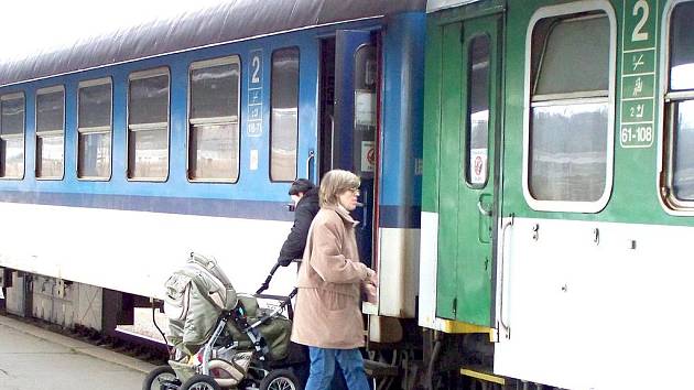 NA VLAKY Českých drah si mnozí cestující stěžují. Služeb železničářů však stále využívá řada občanů na Chebsku. 