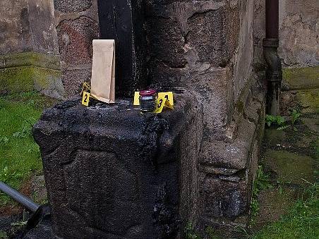 Vandal opět zapálil kříž na kostele. 