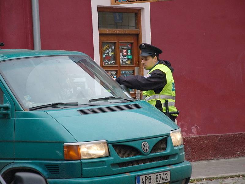 U chebské knihovny nalezli dělníci nevybuchlou munici. Prostor kolem nálezu policisté neprodleně uzavřeli. Odkláněli i dopravu. 