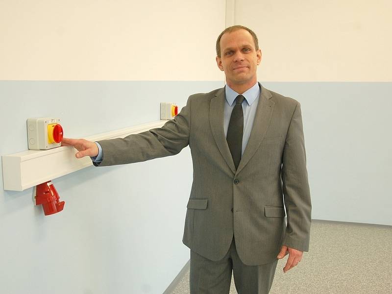 ŘEDITEL ŠKOLY Tomáš Mašek ukazuje v nové a moderní školní budově speciální elektrické přípojky. 