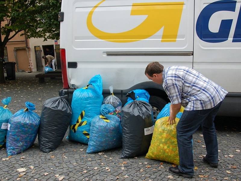 Celkem dvanáct pytlů s plastovými víčky putovalo do Kopřivnice u Ostravy z Chebského deníku. 