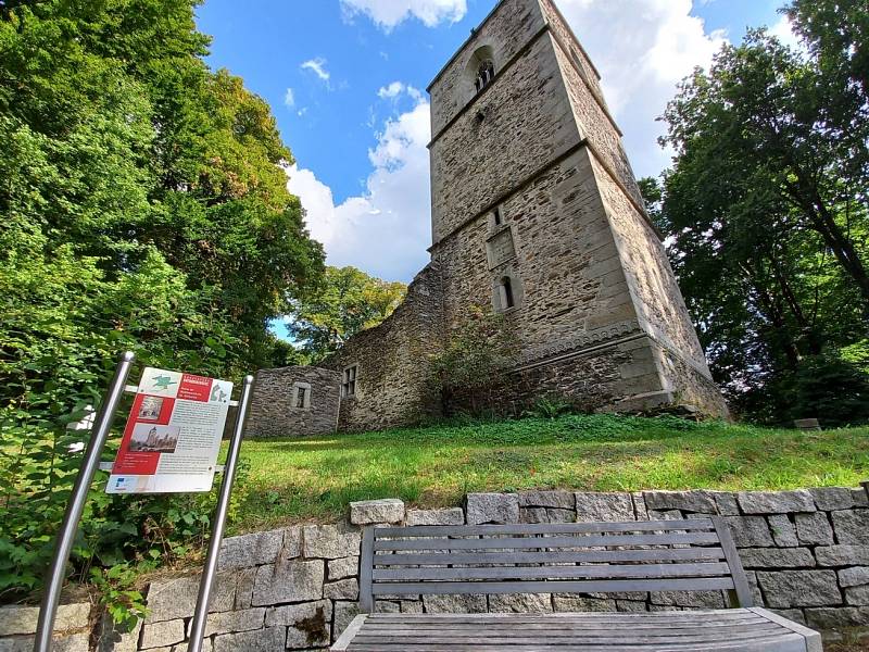 Zřícenina kostela Katharinenberg se nachází pouze 30 kilometrů od Chebu.