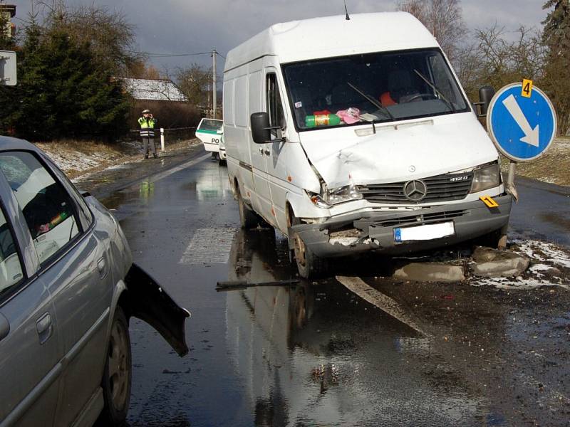 Srážka dvou osobních automobilů a dodávky na kruhové křižovatce v Chebu - Dolních Dvorech