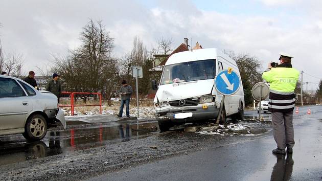 Srážka dvou osobních automobilů a dodávky na kruhové křižovatce v Chebu - Dolních Dvorech