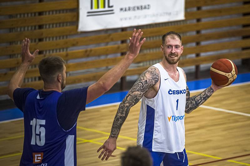 DŘINA I ODPOČINEK, to v sobě spojoval minulý týden pobyt českých basketbalistů v Mariánských Lázních. V sobotu pak proběhlo vyhlášení nejlepších hráčů minulé sezony.