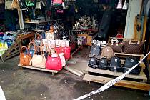 CELNÍCI  během víkendu  kontrolovali stánky na tržnici Asia Dragon Bazar ve Svatém Kříži. Zajistili zde 300 kusů oblečení, kabelek, opasků a peněženek, které stánkaři nabízeli jako originály značek např. Michael Kors, MCM či Prada.