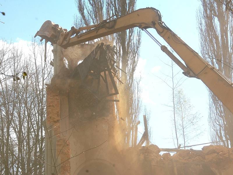 Demolice kostela Povýšení svatého Kříže, který byl součástí kláštera Milosrdných sester svatého Kříže v Chebu, začala.