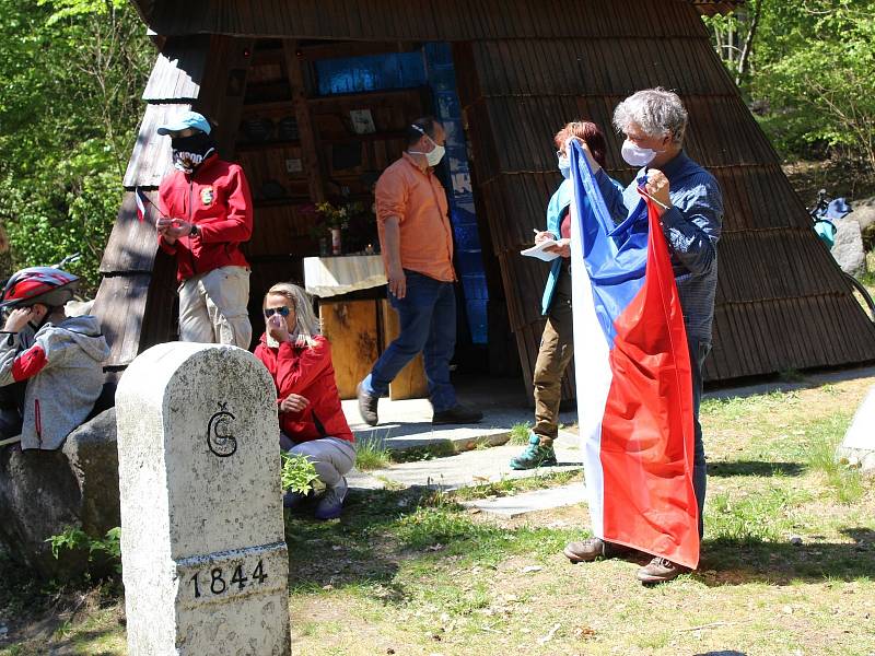 Zhruba stovka lidí dorazila na česko-německé hranice mezi Libou a Selbem. Protestovali proti dlouhodobému uzavření hranic, které podle iniciátorů už postrádá smysl.