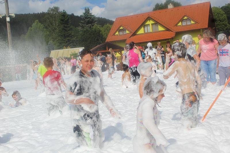 DĚTSKÝ DEN si v Milíkově užili všichni, kteří mají rádi soutěžení, divadlo i pěnu.