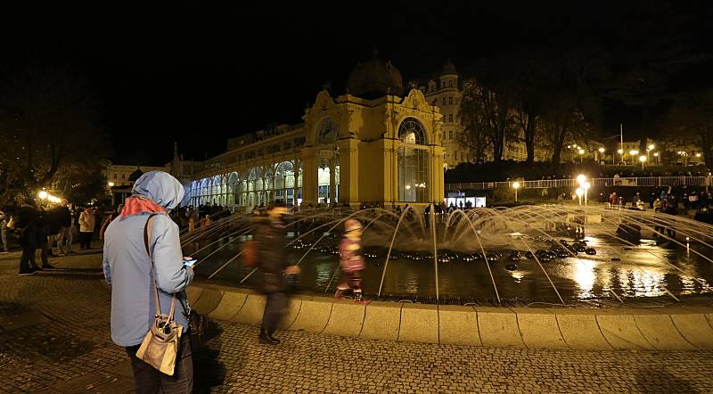 Zpívající fontána v Mariánských lázních letos hrála v sobotu večer naposledy.