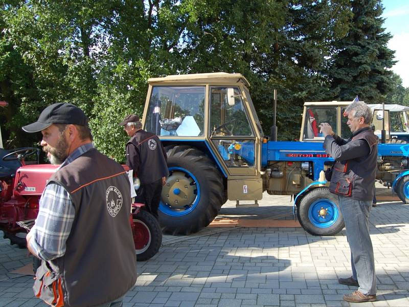 Na osm desítek elegantních strojů nejen z České republiky, ale i z Německa se za nebývalého zájmu příznivců zúčastnilo 4. ročníku ´Veteran rallye Františkovy Lázně ´. Ten uspořádal HISTORIA MOTOR CLUB Františkovy Lázně. 