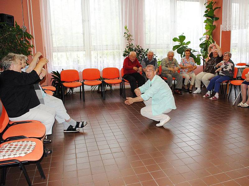 Tanec jako terapie. Takový přístup zkusili v Domově pro seniory na chebském sídlišti Skalka.