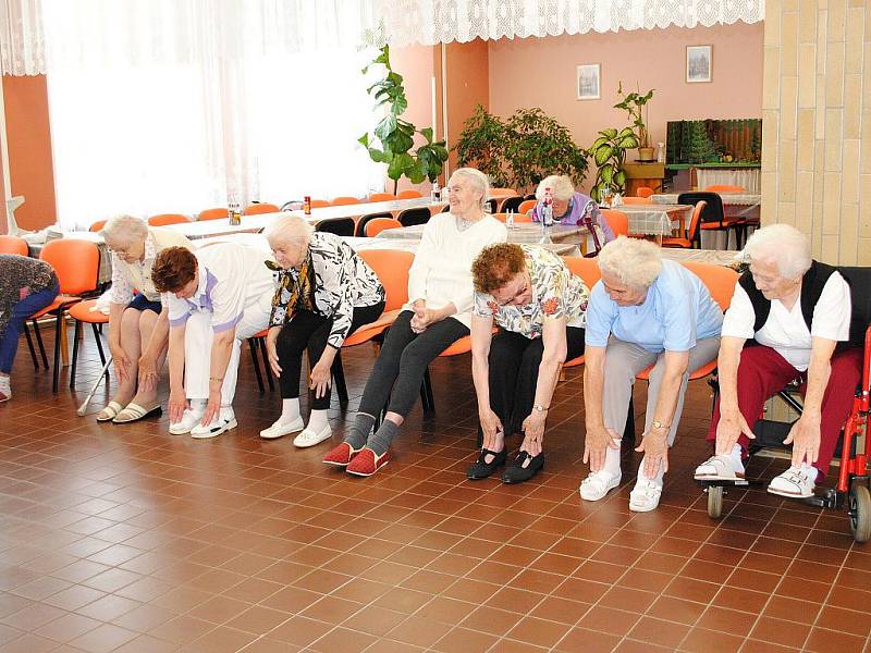 Tanec jako terapie. Takový přístup zkusili v Domově pro seniory na chebském sídlišti Skalka.