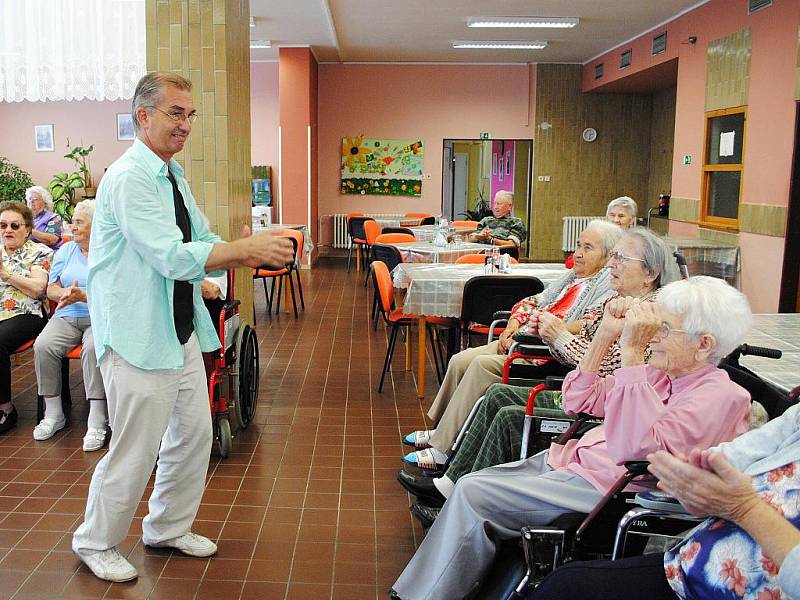 Tanec jako terapie. Takový přístup zkusili v Domově pro seniory na chebském sídlišti Skalka.