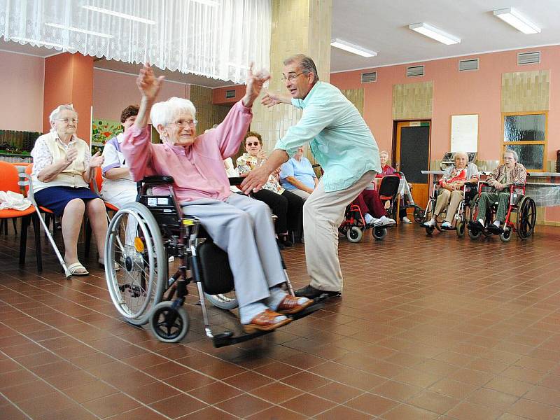 Tanec jako terapie. Takový přístup zkusili v Domově pro seniory na chebském sídlišti Skalka.