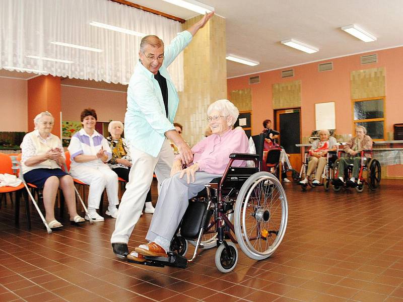 Tanec jako terapie. Takový přístup zkusili v Domově pro seniory na chebském sídlišti Skalka.