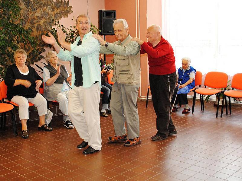 Tanec jako terapie. Takový přístup zkusili v Domově pro seniory na chebském sídlišti Skalka.
