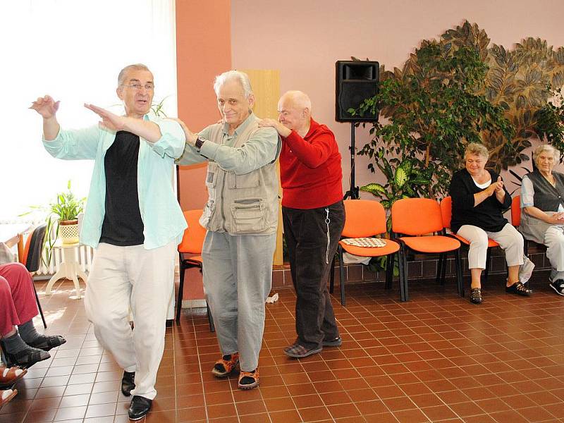Tanec jako terapie. Takový přístup zkusili v Domově pro seniory na chebském sídlišti Skalka.