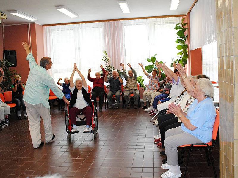 Tanec jako terapie. Takový přístup zkusili v Domově pro seniory na chebském sídlišti Skalka.