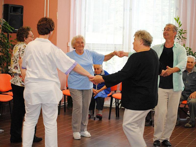 Tanec jako terapie. Takový přístup zkusili v Domově pro seniory na chebském sídlišti Skalka.